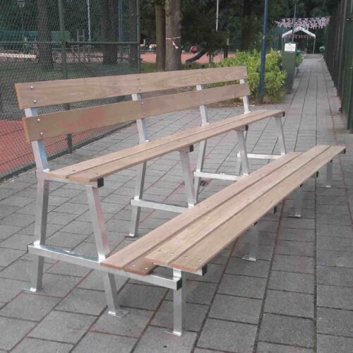 De uitvoering met 2 zitrijen We produceren deze nu alleen nog met zitting/leuning van massief regeneraat. Kleuren_ bruin of grijs